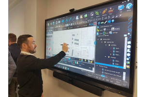 Monitors vs Projectors: Which One Is Better for Businesses and Why? 