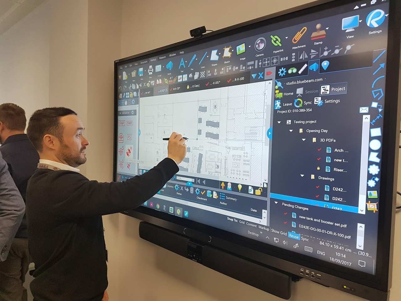 Monitors vs Projectors: Which One Is Better for Businesses and Why? 